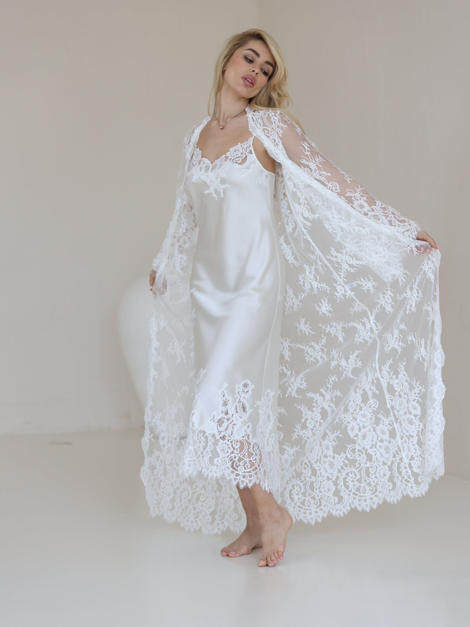 Janet milk guipure lace maxi robe